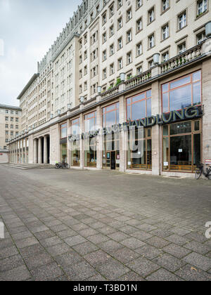 Berlin. Deutschland. Karl Marx Buchhandlung (Bookshop), Karl Marx Allee. Stockfoto