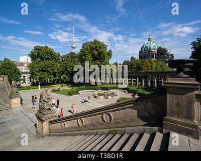 Berlin. Deutschland. Blick von der Alten Nationalgalerie auf der Museumsinsel (Museumsinsel) in Richtung Fernsehturm und Berliner Dom. Stockfoto