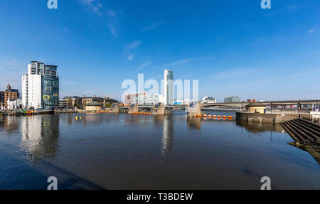 Die River Laggan, das Customs House, Obel Turm und moderne Belfast Skyline. Belfast, Nordirland Stockfoto