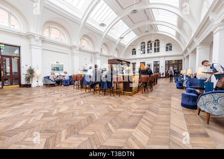 Titanic Hotel Cocktailbar und ehemaligen Zeichnung Amt der White Star Line, Belfast, Nordirland Stockfoto