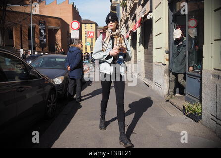Mailand, Italien: 24. Februar 2019: Modell street style Outfit nach Laura Biagiotti fashion show während der Mailand Fashion Week Herbst/Winter 2019/2020 Stockfoto