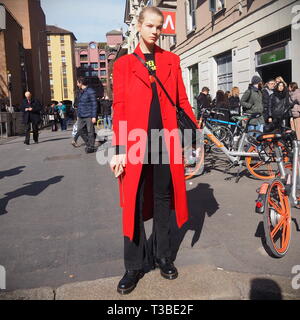 Mailand, Italien: 24. Februar 2019: Modell street style Outfit nach Laura Biagiotti fashion show während der Mailand Fashion Week Herbst/Winter 2019/2020 Stockfoto