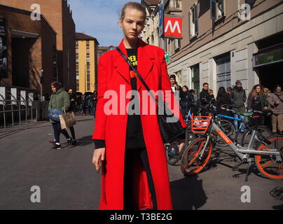 Mailand, Italien: 24. Februar 2019: Modell street style Outfit nach Laura Biagiotti fashion show während der Mailand Fashion Week Herbst/Winter 2019/2020 Stockfoto