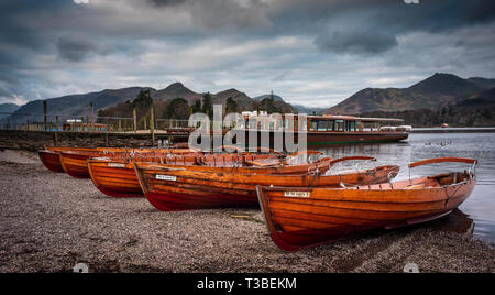 Ruderboote auf Strand bei Derwentwater Keswick liegt im Lake District, England Stockfoto