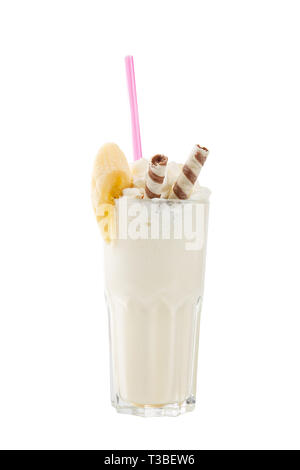 Milch Cocktail mit wafer Leitung, rosa Stroh, weisser Hintergrund in ein hohes Glas isoliert und Schlagsahne mit Banane, Vanille, Seitenansicht Stockfoto