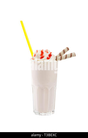 Milch Cocktail mit Topping, Erdbeeren, Beeren, Kirsche, Wafer, strohgelb, isolierten weißen Hintergrund in Glas und Schlagsahne, Seitenansicht Stockfoto