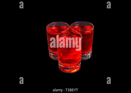 Rot transparent Cocktails, eine Reihe von Aufnahmen Pile, Keil, drei Portionen, mit Geschmack von Beeren, Kirschen, Seite Ansicht von oben Isolierte schwarze Hintergrund Stockfoto