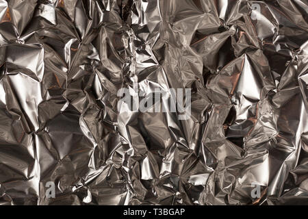 Full Frame nehmen Sie ein Blatt zerknüllt silberne Aluminiumfolie Hintergrund Stockfoto