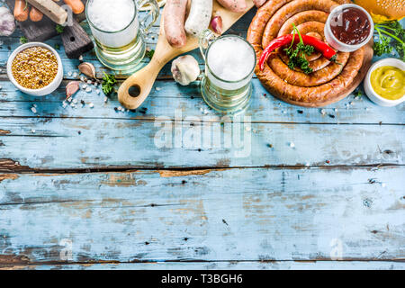 Verschiedene BBQ-Picknick Party Food mit Bier Verschiedene gegrillte Würstchen, burger Buns, Flachbild taco Brot, Bier, alte hölzerne Background Copy space Stockfoto