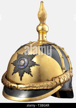 Eine russische Helm für a2 Allgemeine, Ende des 19. Jahrhunderts Leder Schädel mit Messing vergoldet Befestigungen. Trägt das Silber und Email guard Star (minimale chipping) in der Form des Ordens von St. Andreas mit Stempel des Russischen Meisters "PF" und die St. Petersburg Markenzeichen für 84 zolotniki. Allgemeine Offiziere Helm Spike. Konvexe vergoldetem Metall chinscales mit Leder sichern (beschädigt). Leder Peak etwas auf der Kante beschädigt. Schweißband aus Leder. Feine blaue Seide Innenfutter gestempelt in Gold mit einem kyrillischen'N'. historischen, historische, 19. Jahrhundert, Objekt, Additional-Rights - Clearance-Info - Not-Available Stockfoto