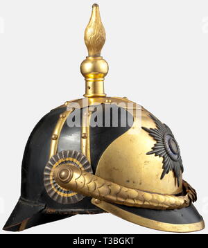 Eine russische Helm für a2 Allgemeine, Ende des 19. Jahrhunderts Leder Schädel mit Messing vergoldet Befestigungen. Trägt das Silber und Email guard Star (minimale chipping) in der Form des Ordens von St. Andreas mit Stempel des Russischen Meisters "PF" und die St. Petersburg Markenzeichen für 84 zolotniki. Allgemeine Offiziere Helm Spike. Konvexe vergoldetem Metall chinscales mit Leder sichern (beschädigt). Leder Peak etwas auf der Kante beschädigt. Schweißband aus Leder. Feine blaue Seide Innenfutter gestempelt in Gold mit einem kyrillischen'N'. historischen, historische, 19. Jahrhundert, Helm, Additional-Rights - Clearance-Info - Not-Available Stockfoto