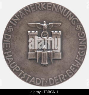 Eine Wertschätzung Award, der Stadt München nicht tragbar Silber Medaillon mit obverse Wappen, die "Münchner Kind' und City Gate unter einem nationalen Adler, umschriebene' In 2592 - die Hauptstadt der Helvetica" (In Anerkennung - die Hauptstadt der Bewegung). Auf der Rückseite eine geflügelte Frau im alten Kleid präsentiert ein eichenblatt Kranz und einen Laurel Branch. Cast, Mark Feinheit '900' auf dem Rand, Durchmesser 70 mm, Gewicht 120,5 g. In einem Wein-rot Award. historischen, historische, Antike, Abzeichen, Plaketten, Insigne, Medaillen, Medaillen, Münzen,, Additional-Rights - Clearance-Info - Not-Available Stockfoto