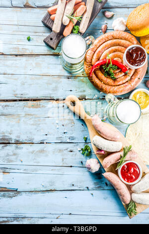 Verschiedene BBQ-Picknick Party Food mit Bier Verschiedene gegrillte Würstchen, burger Buns, Flachbild taco Brot, Bier, alte hölzerne Background Copy space Stockfoto