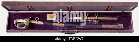 Fregatte Kapitän Peter Strasser, Säbel ist eine persönliche cased Marineoffizier und Dolch der Säbel mit einem Rohr-backed Klinge aus Damaststahl aus yelmen, der fehlschärfe mit der Marke des maker' W.K. &C.' Und auf der Rückseite "A. Lüneburg, Kiel'. Openwork messing Griff mit Eichenlaub Dekor, Reste von vergoldung, der Lion's Head Knauf, die mit einem roten und einem grünen Glas Juwel als Augen gesetzt. Zwei klappbare Schutzbleche, auf der linken Seite mit dem Namen des Gravur trasser', die rechte Seite mit verschmutzt durch ein Imperia historischen, historische, 20. Jahrhundert, Truppe, Truppen überwunden Anker, Streitkräfte, m, Editorial-Use - Nur Stockfoto