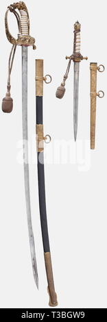 Fregatte Kapitän Peter Strasser, Säbel ist eine persönliche cased Marineoffizier und Dolch der Säbel mit einem Rohr-backed Klinge aus Damaststahl aus yelmen, der fehlschärfe mit der Marke des maker' W.K. &C.' Und auf der Rückseite "A. Lüneburg, Kiel'. Openwork messing Griff mit Eichenlaub Dekor, Reste von vergoldung, der Lion's Head Knauf, die mit einem roten und einem grünen Glas Juwel als Augen gesetzt. Zwei klappbare Schutzbleche, auf der linken Seite mit dem Namen des Gravur trasser', die rechte Seite mit verschmutzt durch ein Imperia historischen, historische, 20. Jahrhundert, Truppe, Truppen überwunden Anker, Streitkräfte, m, Editorial-Use - Nur Stockfoto