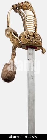 Fregatte Kapitän Peter Strasser, Säbel ist eine persönliche cased Marineoffizier und Dolch der Säbel mit einem Rohr-backed Klinge aus Damaststahl aus yelmen, der fehlschärfe mit der Marke des maker' W.K. &C.' Und auf der Rückseite "A. Lüneburg, Kiel'. Openwork messing Griff mit Eichenlaub Dekor, Reste von vergoldung, der Lion's Head Knauf, die mit einem roten und einem grünen Glas Juwel als Augen gesetzt. Zwei klappbare Schutzbleche, auf der linken Seite mit dem Namen des Gravur trasser', die rechte Seite mit verschmutzt durch ein Imperia historischen, historische, 20. Jahrhundert, Truppe, Truppen überwunden Anker, Streitkräfte, m, Editorial-Use - Nur Stockfoto