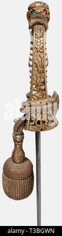 Fregatte Kapitän Peter Strasser, Säbel ist eine persönliche cased Marineoffizier und Dolch der Säbel mit einem Rohr-backed Klinge aus Damaststahl aus yelmen, der fehlschärfe mit der Marke des maker' W.K. &C.' Und auf der Rückseite "A. Lüneburg, Kiel'. Openwork messing Griff mit Eichenlaub Dekor, Reste von vergoldung, der Lion's Head Knauf, die mit einem roten und einem grünen Glas Juwel als Augen gesetzt. Zwei klappbare Schutzbleche, auf der linken Seite mit dem Namen des Gravur trasser', die rechte Seite mit verschmutzt durch ein Imperia historischen, historische, 20. Jahrhundert, Truppe, Truppen überwunden Anker, Streitkräfte, m, Editorial-Use - Nur Stockfoto