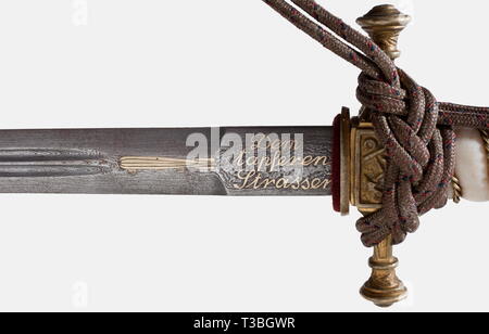 Fregatte Kapitän Peter Strasser, Säbel ist eine persönliche cased Marineoffizier und Dolch der Säbel mit einem Rohr-backed Klinge aus Damaststahl aus yelmen, der fehlschärfe mit der Marke des maker' W.K. &C.' Und auf der Rückseite "A. Lüneburg, Kiel'. Openwork messing Griff mit Eichenlaub Dekor, Reste von vergoldung, der Lion's Head Knauf, die mit einem roten und einem grünen Glas Juwel als Augen gesetzt. Zwei klappbare Schutzbleche, auf der linken Seite mit dem Namen des Gravur trasser', die rechte Seite mit verschmutzt durch ein Imperia historischen, historische, 20. Jahrhundert, Truppe, Truppen überwunden Anker, Streitkräfte, m, Editorial-Use - Nur Stockfoto