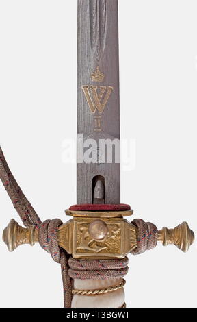 Fregatte Kapitän Peter Strasser, Säbel ist eine persönliche cased Marineoffizier und Dolch der Säbel mit einem Rohr-backed Klinge aus Damaststahl aus yelmen, der fehlschärfe mit der Marke des maker' W.K. &C.' Und auf der Rückseite "A. Lüneburg, Kiel'. Openwork messing Griff mit Eichenlaub Dekor, Reste von vergoldung, der Lion's Head Knauf, die mit einem roten und einem grünen Glas Juwel als Augen gesetzt. Zwei klappbare Schutzbleche, auf der linken Seite mit dem Namen des Gravur trasser', die rechte Seite mit verschmutzt durch ein Imperia historischen, historische, 20. Jahrhundert, Truppe, Truppen überwunden Anker, Streitkräfte, m, Editorial-Use - Nur Stockfoto
