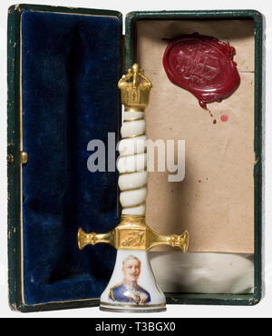 Fregatte Kapitän Peter Strasser, persönlichen Porzellan Dichtung, ein Geschenk von Kaiser Wilhelm II. die Dichtung in der Form eines kaiserlichen Marine Dolch Griff, vergoldeten Knauf und Parierstange mit feinen Radierungen, Elfenbein-farbigen Griff mit vergoldetem Draht verbindlich eingerichtet. Unterhalb der parierstange der Name Inschrift "F. Kapt. Strasser", von Kaiser Wilhelm II. und die Darstellung von zwei Navy Air Schiffen durch den Pour le Mérite, beziehungsweise überwunden. Oval Silver Seal Matrix, das Wappen zeigt eine klare Verankerung und ein Luftschiff. Höhe 13,7 cm. Inkl. Ein wachssiegel Impressum. In Origina, Additional-Rights - Clearance-Info - Not-Available Stockfoto