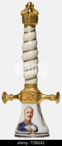 Fregatte Kapitän Peter Strasser, persönlichen Porzellan Dichtung, ein Geschenk von Kaiser Wilhelm II. die Dichtung in der Form eines kaiserlichen Marine Dolch Griff, vergoldeten Knauf und Parierstange mit feinen Radierungen, Elfenbein-farbigen Griff mit vergoldetem Draht verbindlich eingerichtet. Unterhalb der parierstange der Name Inschrift "F. Kapt. Strasser", von Kaiser Wilhelm II. und die Darstellung von zwei Navy Air Schiffen durch den Pour le Mérite, beziehungsweise überwunden. Oval Silver Seal Matrix, das Wappen zeigt eine klare Verankerung und ein Luftschiff. Höhe 13,7 cm. Inkl. Ein wachssiegel Impressum. In Origina, Additional-Rights - Clearance-Info - Not-Available Stockfoto
