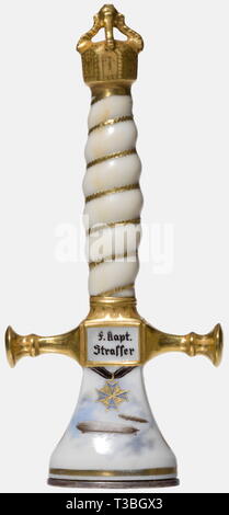 Fregatte Kapitän Peter Strasser, persönlichen Porzellan Dichtung, ein Geschenk von Kaiser Wilhelm II. die Dichtung in der Form eines kaiserlichen Marine Dolch Griff, vergoldeten Knauf und Parierstange mit feinen Radierungen, Elfenbein-farbigen Griff mit vergoldetem Draht verbindlich eingerichtet. Unterhalb der parierstange der Name Inschrift "F. Kapt. Strasser", von Kaiser Wilhelm II. und die Darstellung von zwei Navy Air Schiffen durch den Pour le Mérite, beziehungsweise überwunden. Oval Silver Seal Matrix, das Wappen zeigt eine klare Verankerung und ein Luftschiff. Höhe 13,7 cm. Inkl. Ein wachssiegel Impressum. In Origina, Additional-Rights - Clearance-Info - Not-Available Stockfoto