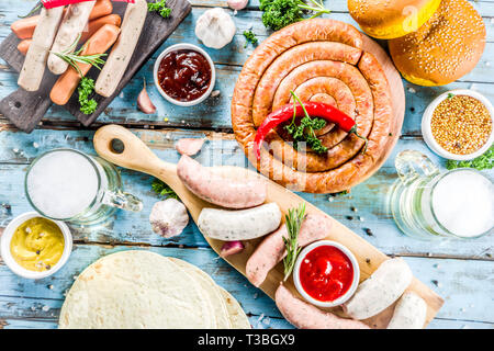 Verschiedene BBQ-Picknick Party Food mit Bier Verschiedene gegrillte Würstchen, burger Buns, Flachbild taco Brot, Bier, alte hölzerne Background Copy space Stockfoto