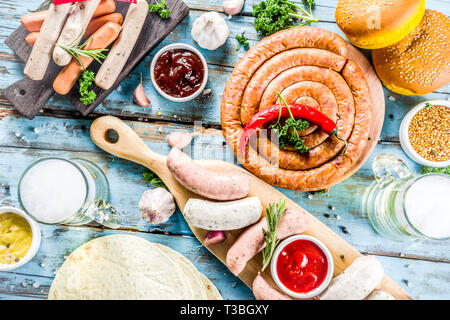 Verschiedene BBQ-Picknick Party Food mit Bier Verschiedene gegrillte Würstchen, burger Buns, Flachbild taco Brot, Bier, alte hölzerne Background Copy space Stockfoto