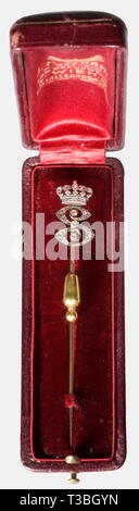 Herzogin Sophie von Hohenberg (1868-1914), ein Diamant-Set, golden gekrönte Monogramm Hingabe Nadel'S" mit drei Wiener Kennzeichen auf der twisted Nadel. Monogramm und Krone mit 27 Diamanten Chips in Silber gefasst. Länge 8,5 cm. Gewicht 4,5 g. In der originalen Red Ledertasche mit Samtfutter, Deckel mit gold-gestempelt, der gekrönt Hersteller Name 'J.F. Wrana Hof- und Kammer-Juwelier Wien, Stallburggasse 4'. Länge 10,7 cm. Herzogin Sophie und ihr Ehemann, der Thronfolger Franz Ferdinand, waren beide am 28. Juni 1914 in Sarajewo erschossen. Die assassinat, Additional-Rights - Clearance-Info - Not-Available Stockfoto