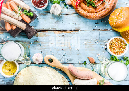 Verschiedene BBQ-Picknick Party Food mit Bier Verschiedene gegrillte Würstchen, burger Buns, Flachbild taco Brot, Bier, alte hölzerne Background Copy space Stockfoto
