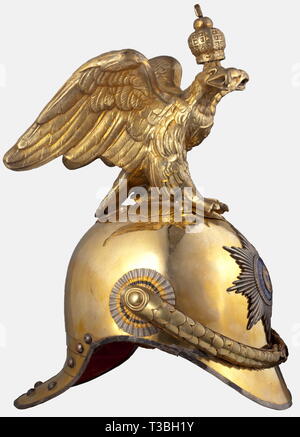 Eine russische Helm für Offiziere des Zaren Garde à Cheval, nach 1900 Tombac Schädel mit einer vergoldeten Helm Adler und ein versilbertes Emblem in der Form der Stern des Ordens von St. Andreas mit einem vergoldeten und emaillierte Center (teilweise restauriert). Eine kyrillische Inschrift, der huvalova', Zerkratzt auf dem Schädel unter dem Stern. Vergoldete konvexe Metall chinscales mit samt Begleitung, auf Rosette Pins gestempelt mit dem Kyrillischen Inschrift "Nakl. Zolot." Schwarz/orange Metall Kokarde auf der rechten Seite. Braunes Leder Schweißband. Feine blaue Seide gefüttert. Vordere peak Li, Additional-Rights - Clearance-Info - Not-Available Stockfoto