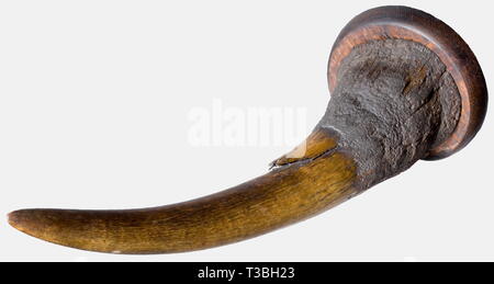 Ein Rhinoceros Horn, Afrika ca. 1900 große Horn eines Nashorns. Die zwei oberen Drittel poliert, das untere Drittel mit rauen, natürliche Oberflächenstruktur. Kleine alter Risse sowie einer größeren Riss auf der Innenseite der Horn biegen. Auf einem Holzsockel, auf der Rückseite eine Suspension Ring montiert. Länge, gemessen entlang der Biegung 45 cm. Gewicht 1,65 kg (einschließlich der Holz- montage Board). CITES-Zertifizierung zur Verfügung. historischen, geschichtlichen, 1900s, 20. Jahrhundert, 19. Jahrhundert, Kunsthandwerk, Handwerk, Handwerk, Objekt, Objekte, Stills, Clipping, clipp, Additional-Rights - Clearance-Info - Not-Available Stockfoto