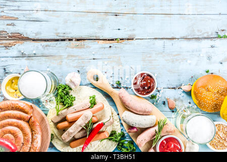Verschiedene BBQ-Picknick Party Food mit Bier Verschiedene gegrillte Würstchen, burger Buns, Flachbild taco Brot, Bier, alte hölzerne Background Copy space Stockfoto