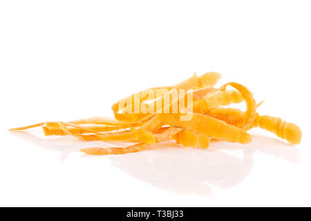 Menge peel Stücke von frischem Orange Karotte auf weißem Hintergrund Stockfoto