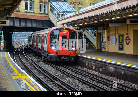 Ein Zug kommt an der Westbourne Park London U-Bahn Station Stockfoto