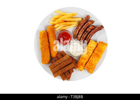 Warme Vorspeise Croutons, Chicken Nuggets, Wurst, Käse, Pommes frites, Saucen und Ketchup, weiß isoliert Hintergrund Blick von oben Stockfoto