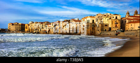 Traditionelle bunte Häuser, Meer und Strand im Sonnenuntergang, Cefalu' Dorf, Sizilien, Italien Stockfoto