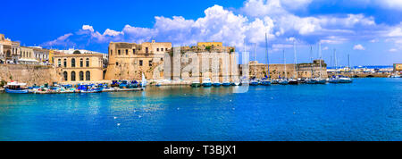 Schöne Gallipoli Altstadt, mit Blick auf Festung und bunten Häusern, Apulien, Italien Stockfoto