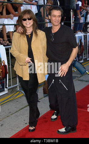 LOS ANGELES, Ca. Juli 17, 2001: Rock Star Eddie Van Halen und Schauspielerin Valerie Bertinelli im Rahmen der Weltpremiere in Los Angeles, von Amerikas Schatze. © Paul Smith/Featureflash Stockfoto