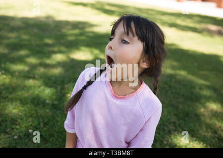 Elementare alter Mädchen hat eine entsetzte Gesicht Ausdruck auf dem Gesicht. Stockfoto