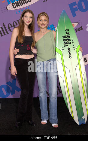 LOS ANGELES, Ca. 12. August 2001: Schauspielerinnen MICHELLE TRACHTENBERG (links) & Sarah Michelle Gellar bei den Teen Choice Awards 2001 an der Universal Amphitheater, Hollywood. © Paul Smith/Featureflash Stockfoto