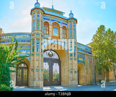 Teheran, Iran - Oktober 25, 2017: Panorama der Sardar-e Bagh-e Melli Tor der Nationalen Garten mit gemauerten Säulen, malerischen Türen, verzierten Kacheln und Persi Stockfoto