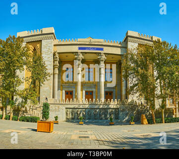 Teheran, Iran - 25. OKTOBER 2017: Ministerium für Auswärtige Angelegenheiten in der alten Weise mit persischen Säulen und Reliefs von persischen Krieger auf der Treppe eingerichtet Stockfoto