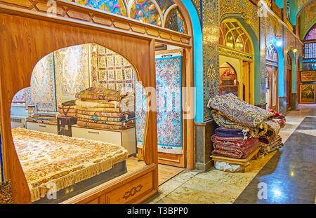 Teheran, Iran - Oktober 10, 2017: Besuchen Sie den malerischen speichert der abgedeckten Schah Abbasi Teppich Basar, berühmt für seine luxuriösen Interieur, dekoriert mit Kacheln Stockfoto