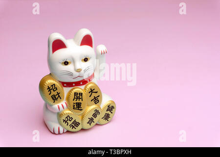 Maneki Neko lucky Cat Doll mit Hieroglyphen Worte Gesundheit, Glück, Geld, Glück, Glück und Glück. Asien Konzept, retro style Stockfoto