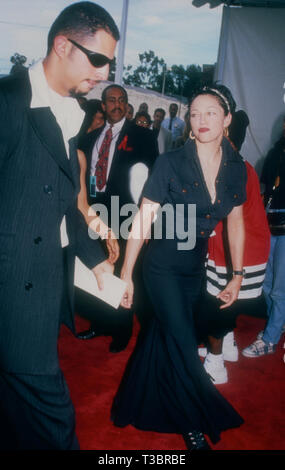 LOS ANGELES, Ca - 15. März: Sängerin Madonna besucht die achte jährliche Soul Train Music Awards am 15. März 1994 im Shrine Auditorium in Los Angeles, Kalifornien. Foto von Barry King/Alamy Stock Foto Stockfoto
