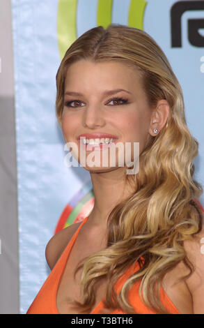 LAS VEGAS, NV. Oktober 26, 2001: Popstar JESSICA SIMPSON an der 2001 Radio Music Awards im Aladdin Hotel & Casino, Las Vegas. © Paul Smith/Featureflash Stockfoto