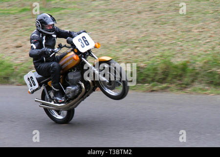 70er Jahre Vintage Bikes in Chorley, Lancashire, Hoghton Tower 43. Motorrad Sprint. Rider 36 Tim Jones von Windermere, Motorrad-Trick, Motorrad-Radstand, Beschleunigung, Wheelies, Stunt, gefährliches Fahren, ein Wheelie auf einem alten 1972 749cc Kawasaki 750HT Stockfoto