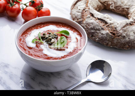 Tomaten Cremesuppe mit Kürbis Suppe in weiße Schüssel Stockfoto