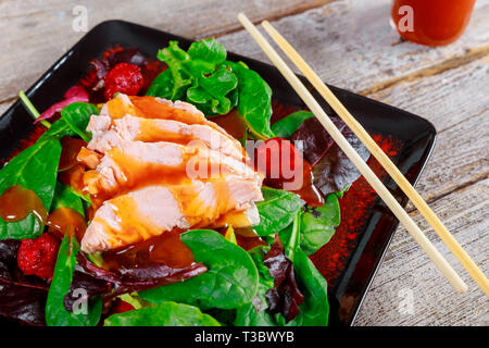 Räucherlachs Salat, gesundes Essen Stockfoto